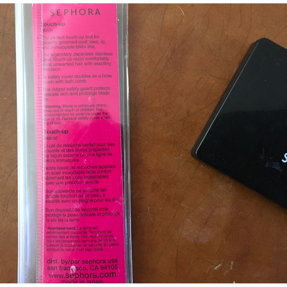 Touch up razor kit, mirror. Free with purchase. - Picture 3 of 5